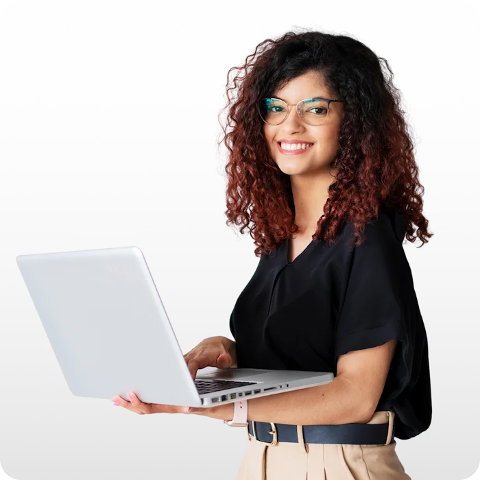 Profissional sorridente segurando laptop